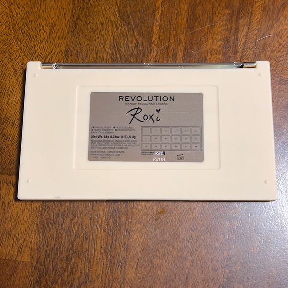 Revolution Roxi - Picture 4 of 5